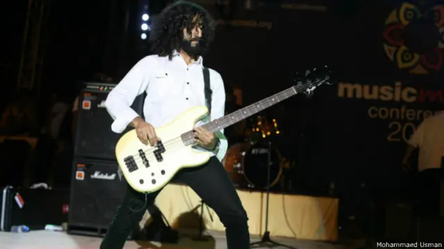 میوزک میلے کے دوسری روز بینڈز نے اپنی تیار کردہ دھنیں پیش کیں اس کے علاوہ بین الاقوامی راک بینڈز اور آرٹسٹس کے گانے بھی گائے