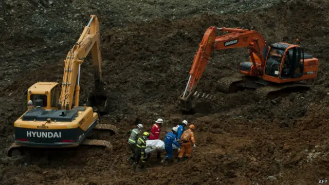 El derrumbe dejó 16 desaparecidos.