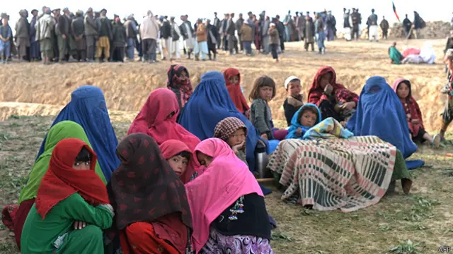 阿富汗巴达赫尚省阿比巴勒克村山体滑坡的幸存妇女（4/5/2014）