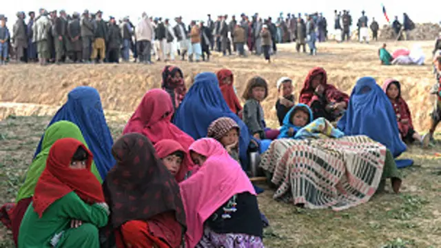 والي وایي دوی د ګاونډیو کلیو شاوخوا ۷۰۰ کورنۍ چې له خطر سره مخامخ وې له سیمې ایستلې دي.