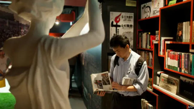 香港支聯會六四紀念館開館日一名參觀者在閱覽館內藏書（26/4/2014）