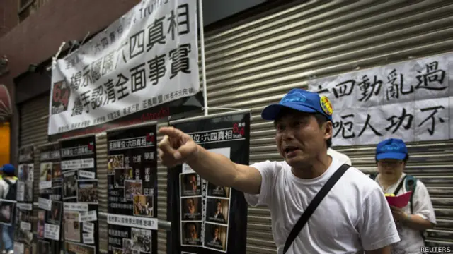 香港支聯會六四紀念館開館日一名親北京示威者在大樓外喊口號反對紀念館（26/4/2014）