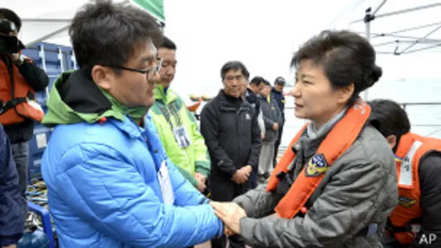 朴槿惠周日前往济州岛慰问岁月号沉船遇难者家属。