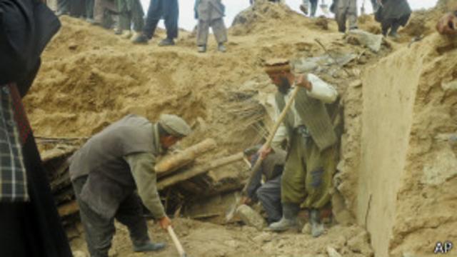 Местные жители пытались откопать дома, но были сами погребены под вторым оползнем