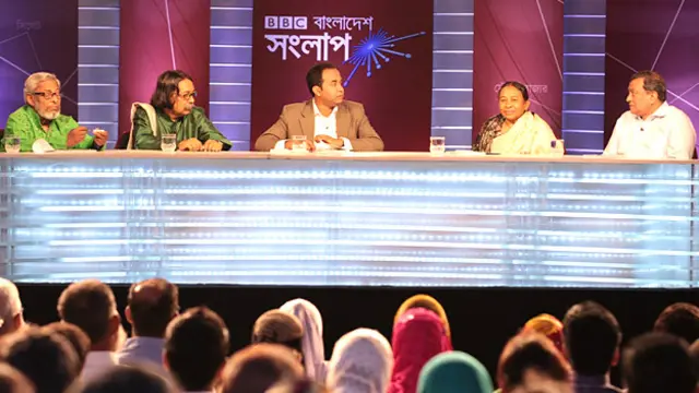 প্যানেল সদস্য বাঁ থেকে: মৌলভীবাজার জেলা পরিষদের প্রশাসক ও আওয়ামী লীগ নেতা আজিজুর রহমান, লেখক গবেষক মাহফুজুর রহমান, অনুষ্ঠান সঞ্চালক আকবর হোসেন, বেসরকারি সংস্থা নারী প্রগতির প্রতিষ্ঠাতা মায়া ওয়াহেদ এবং জেলা বিএনপির সভাপতি নাসের রহমান। 