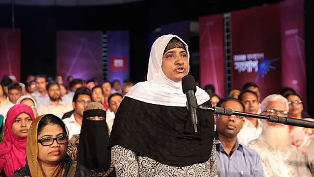 মন্তব্য করছেন একজন দর্শক