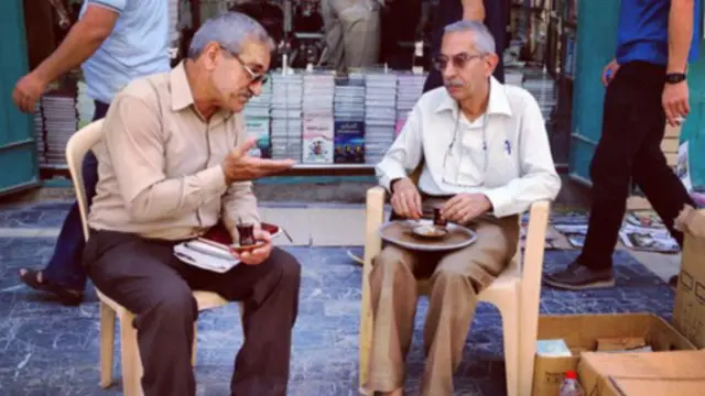رجلان يحتسيان الشاي