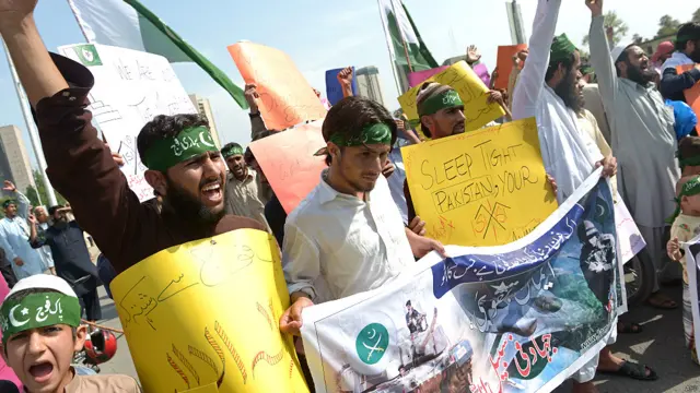 سنیچر کو ہی صحافیوں کی عالمی تنظیم کمیٹی ٹو پروٹیکٹ جرنلسٹس کے ایک سینیئر اہلکار نے دعویٰ کیا کہ وزیراعظم میاں نواز شریف نے سلیم شہزاد کیس کو دوبارہ کھولنے کا وعدہ کیا تھا۔