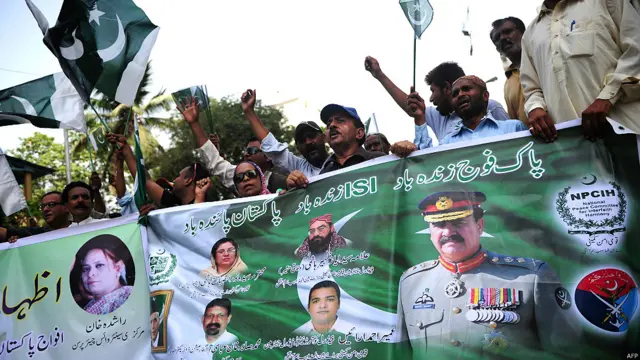 خفیہ اداروں اور ان سے منسلک افسران کے حق میں عوامی سطح پر حمایت کا اظہار گذشتہ دنوں کے دوران معاشرتی رابطوں کی ویب سائٹس تک محدود نہیں رہا بلکہ سڑکوں پر بھی اس کا مظاہرہ دیکھنے میں آیا۔ 