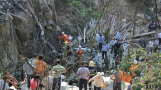报道说,石拱桥由村民自发捐款建造。