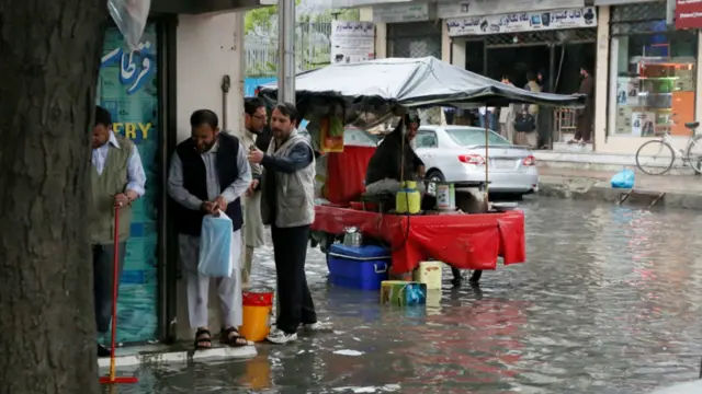 په پلازمېنه کابل کې له ږلۍ سره سخت باران د دې لامل شو چې پر سړکونو اوبه ډنډ شي او لارویان له ستونزو سره مخامخ کړي.