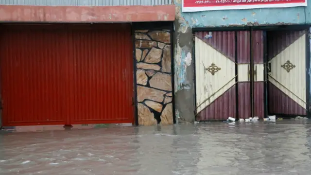 په ځینو سیمو کې اوبه د خلکو کورونو ته ننوتې.