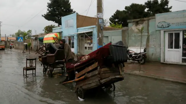 د کابل پر سړکونو ولاړې اوبه ورځنی ژوند له ستونزو سره مخامخ کړی دی.