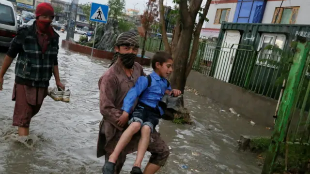 د ځینو لپاره پر سړکونو ولاړې اوبه د پیسو ګټلو وسیله ده. دا کسان چې په دې تصویر کې وینئ د ماشومانو او نورو کسانو چې له اوبو نه په خپله د تېریدو توان نه لري د اړولو پنځوس افغانۍ اخلي.