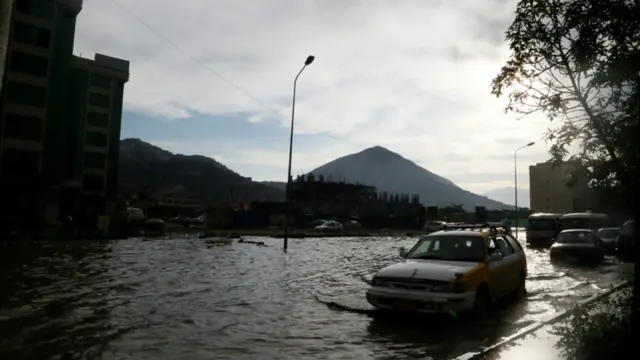 د سخت باران له امله د کابل په ځینو برخو کې برېښنا پرې شوه.