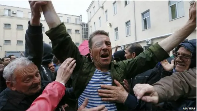 यूक्रेन में हिरासत से छुड़ाए गए लोग