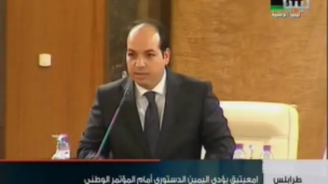 في 4 مايو/آيار أدى أحمد معيتيق اليمين الدستورية كرئيس للحكومة المؤقتة في ليبيا رغم تشكيك نواب برلمانيين في سلامة إجراءات انتخابه