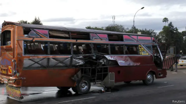 أصاب أحد التفجيرين حافلة نقل عام كانت قادمة من مركز العاصمة التجاري عبر طريق مزدحم.