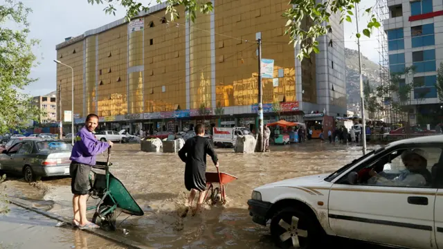 با این حال برای افرادی مثل این دو نفر شغل موقت ایجاد شده است. این‌ها برای انتقال افراد از این سوی خیابان به آن سو، پنجاه افغانی معادل یک دلار آمریکایی پول می‌گیرند.