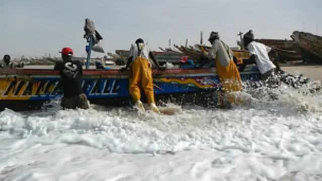ایک ماہی گیر نے بتایا کہ ان کے علاقےمیں پینے کا صاف پانی، صحت اور تعلیم کی کوئی سہولت موجود نہیں ہے
