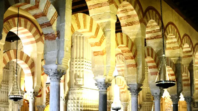 سپین کے اندلس میں موجود مسجد قرطبہ کو اسلامی فن تعمیر کا شاہکار تسلیم کیا جاتا ہے