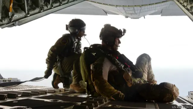 東太平洋上空美軍跳傘飛行員在一架HC-130J上凖備跳傘施救（美國空軍圖片3/5/2014）