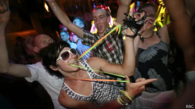 Jovens em casa noturna de Ibiza, na Espanha | Crédito: BBC