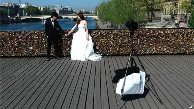 पेरिस के एक पुल पर लगे ताले