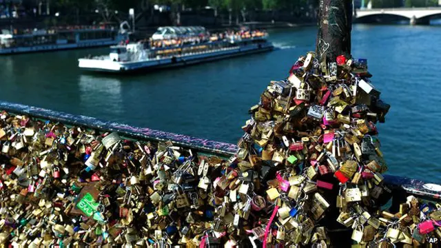 पेरिस के एक पैदल पुल पर लगे ताले