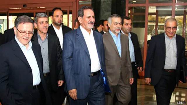 رئیس بانک مرکزی ایران (چپ) گزارشی درباره بدهکاران به جهانگیری (وسط) داده است