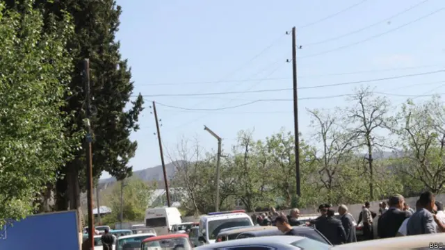 Göyçay sakinləri mərkəzi yolu bağlayıblar