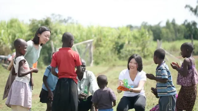 肖媛（左）与Innovating Water的创始人施颜萱与肯尼亚儿童在一起