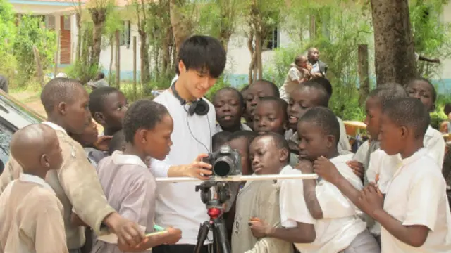 谢宇恩的设备吸引肯尼亚儿童的关注