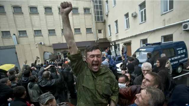 تم اخلاء سبيل أكثر من ستين من مؤيدي روسيا في مدينة أوديسا الأوكرانية الأحد، بعد اعتقالهم خلال احداث العنف التي وقعت يوم الجمعة. 