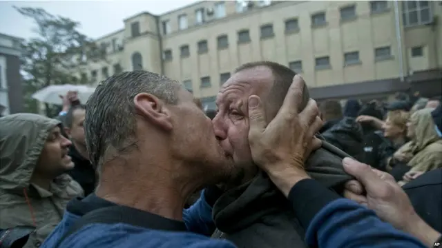 قام عدد كبير من الناشطين المؤيدين لروسيا بتطويق محطة الشرطة المحتجز فيها رفاقهم، والذي اسفر في النهاية عن الافراج عنهم. 