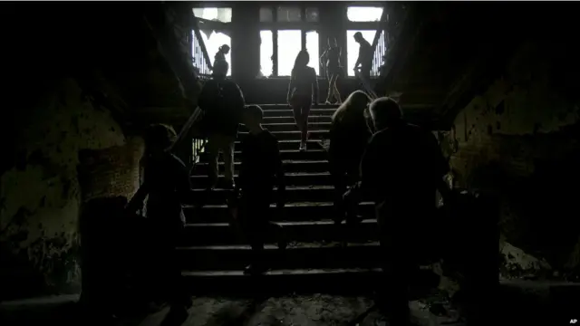 قام عدد من الأشخاص بزيارة المبنى الذي اندلع به حريق يوم الأحد مسفرا عن مقتل 38 شخصا.