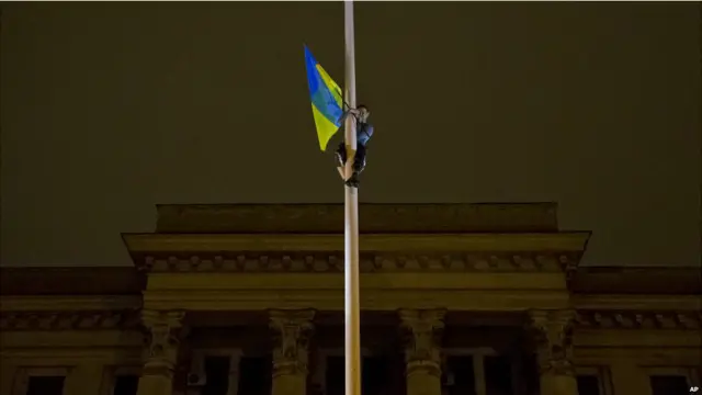 ومع حلول الليل، قام عدد من مؤيدي اوكرانيا بالتجمع امام المبنى المحروق ورفعوا علم اوكرانيا.