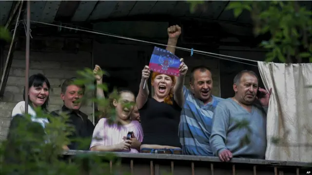 بينما خرجت مسيرات موالية لروسيا في مدينة دونستك، والتي هلل لها السكان المحليون.