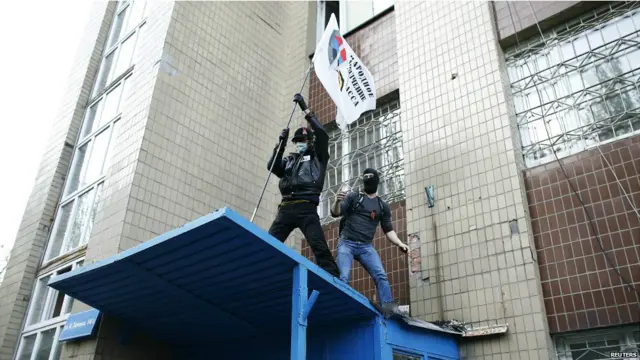 وقامت المسيرة بالاستيلاء على مكتب المدعي العسكري في المدينة. 