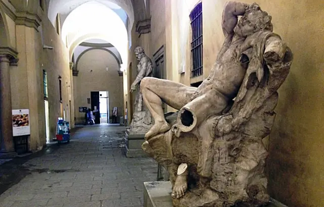 Estátua 'Sátiro Embriagado' foi danificada por turista em Milão (Foto: Marcelo Crescenti)