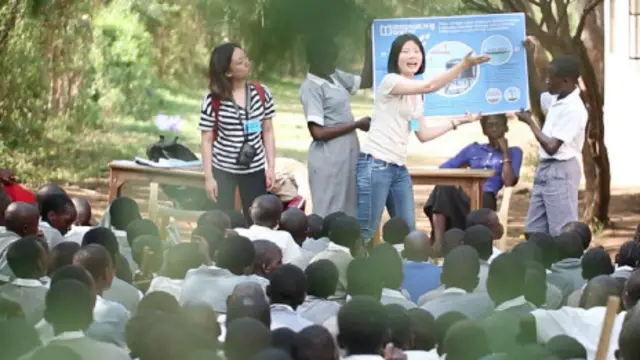 肖媛（左）与Innovating Water的创始人施颜萱向非洲儿童普及净水知识