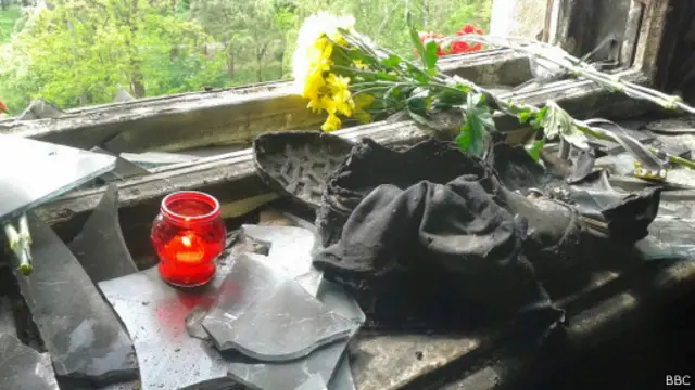 Цветы в сгоревшем Доме профсоюзов в Одессе