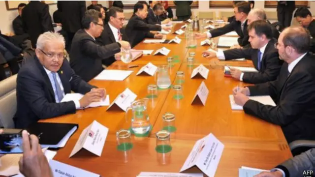 لم يُعثر حتى الآن على أثر للطائرة الماليزية المفقودة رغم جهود البحث الدولية المكثفة.