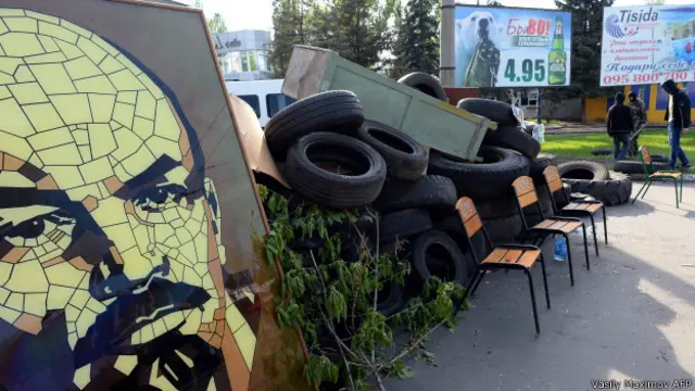Rào chắn của phe ly khai thân Nga dựng lên ở Sloviansk