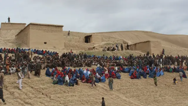 سلګونه ښځې او ماشومان د یوې غونډۍ پر سر پرته له کومې سرپناه شپه سبا کوي.