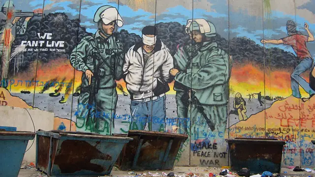 ग्रैफिटी, सिपाही एक फ़लस्तीनी को गिरफ़्तार करते हुए
