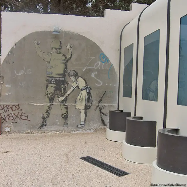 बेंस्की, एक इसराइली सैनिक को रोककर उसकी तलाशी लेती एक लड़की