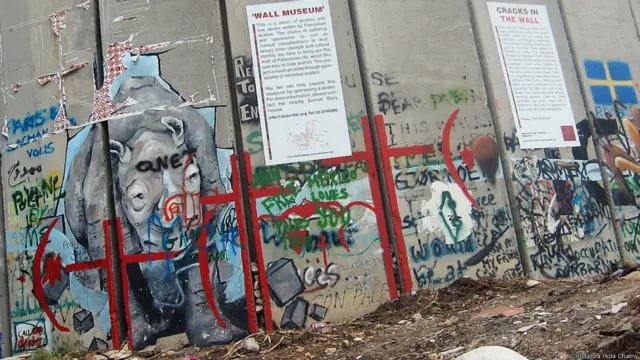 ग्रैफिटी, दीवार तोड़ता हुआ गैंडा