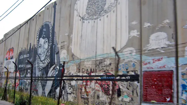 ग्रैफिटी लीला खालिद