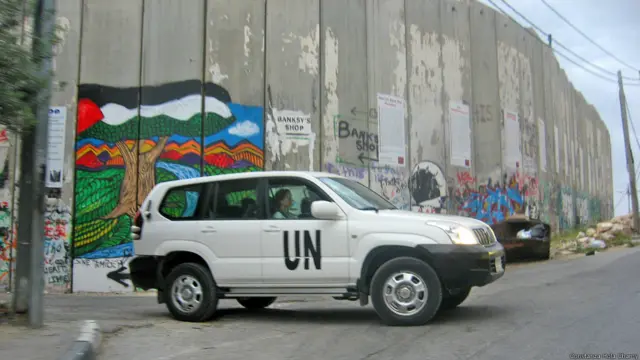 संयुक्त राष्ट्र की कार इस दीवार के सामने